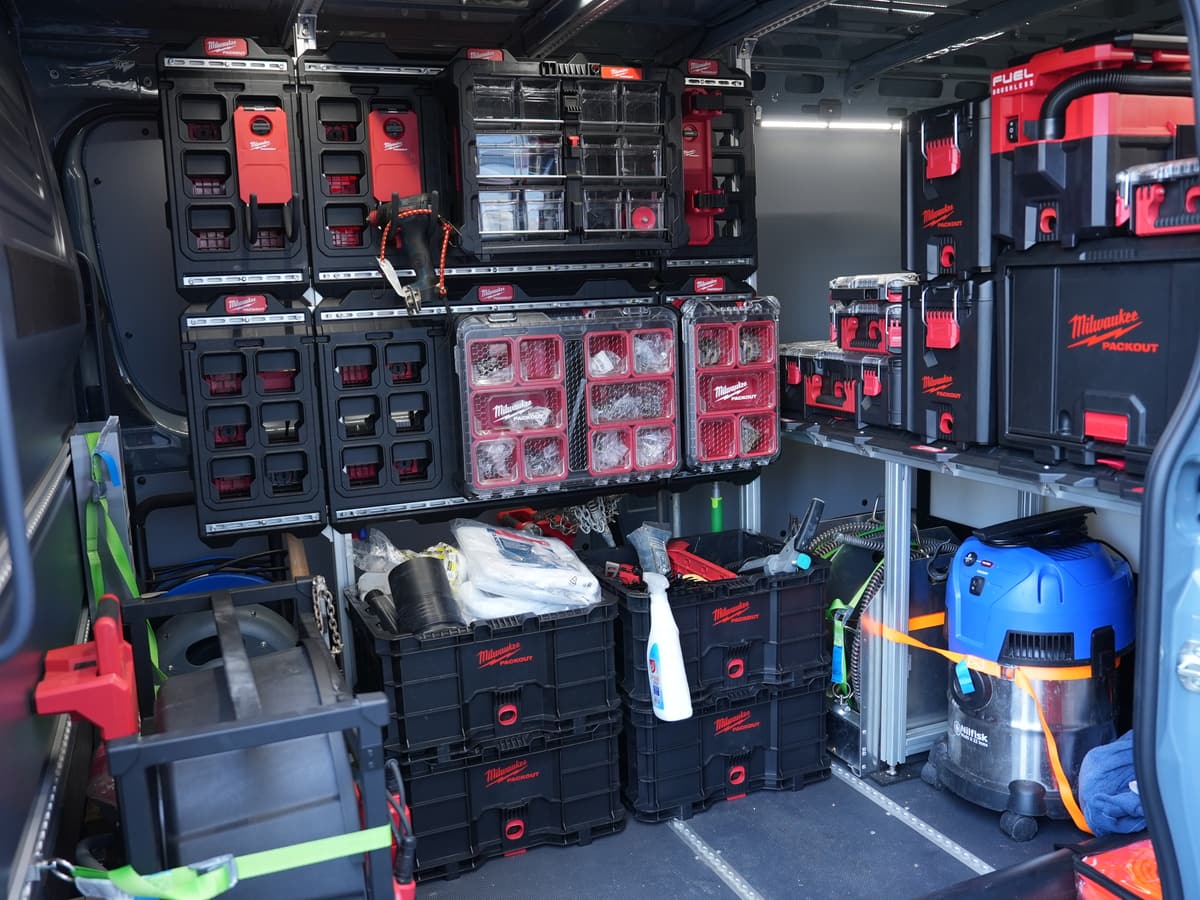 Laderaum des Servicefahrzeugs mit Werkzeugkoffern, Sortimentsboxen und Sauger
