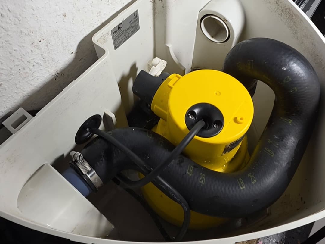 Dieselbe Hebeanlage nach der Wartung: gereinigter Behälter, Pumpe wieder eingebaut