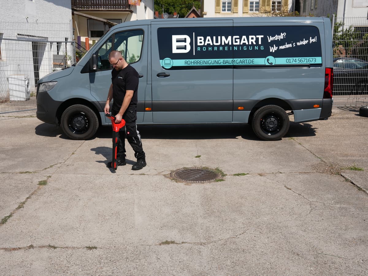 Ortung einer Abwasserleitung mit dem Ortungsgerät vor dem Servicefahrzeug