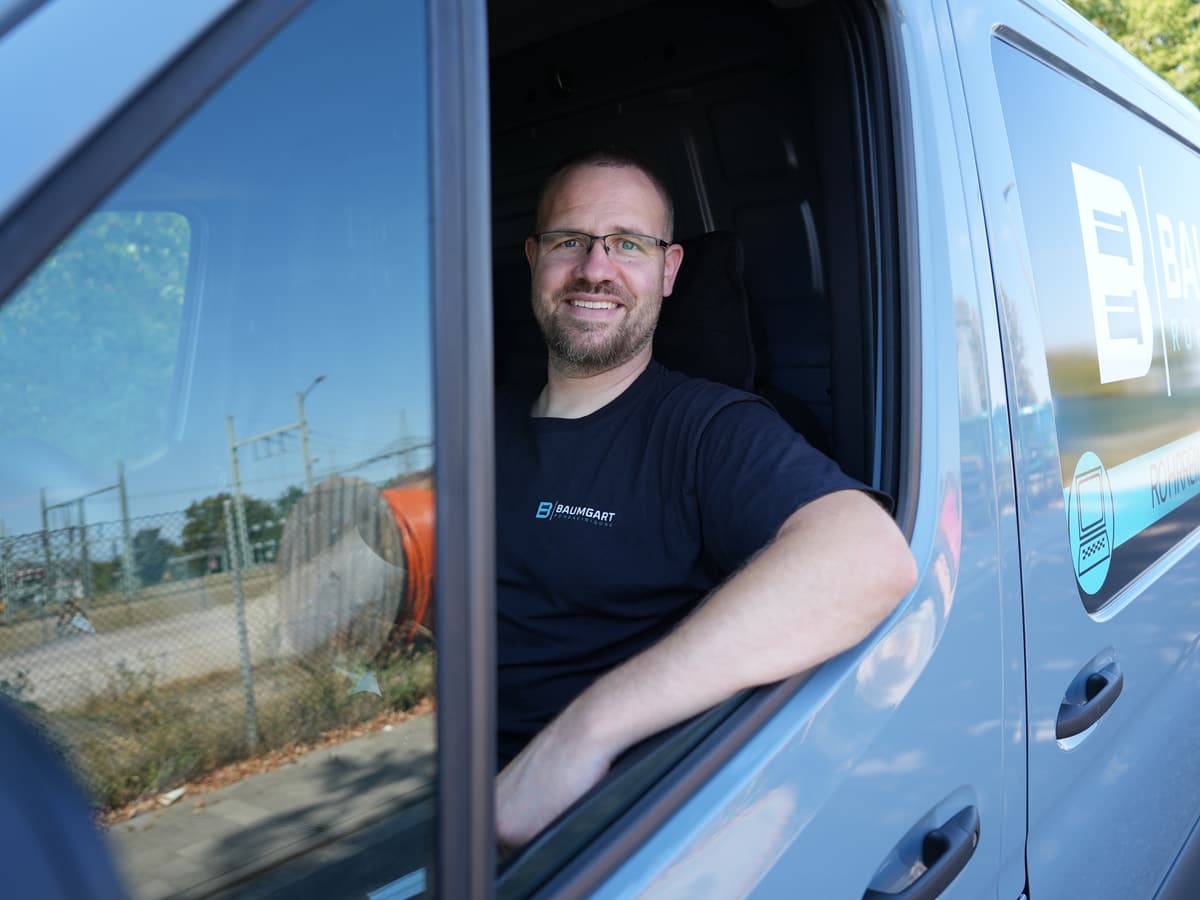 Philipp Baumgart am Fahrerfenster des Einsatzfahrzeugs