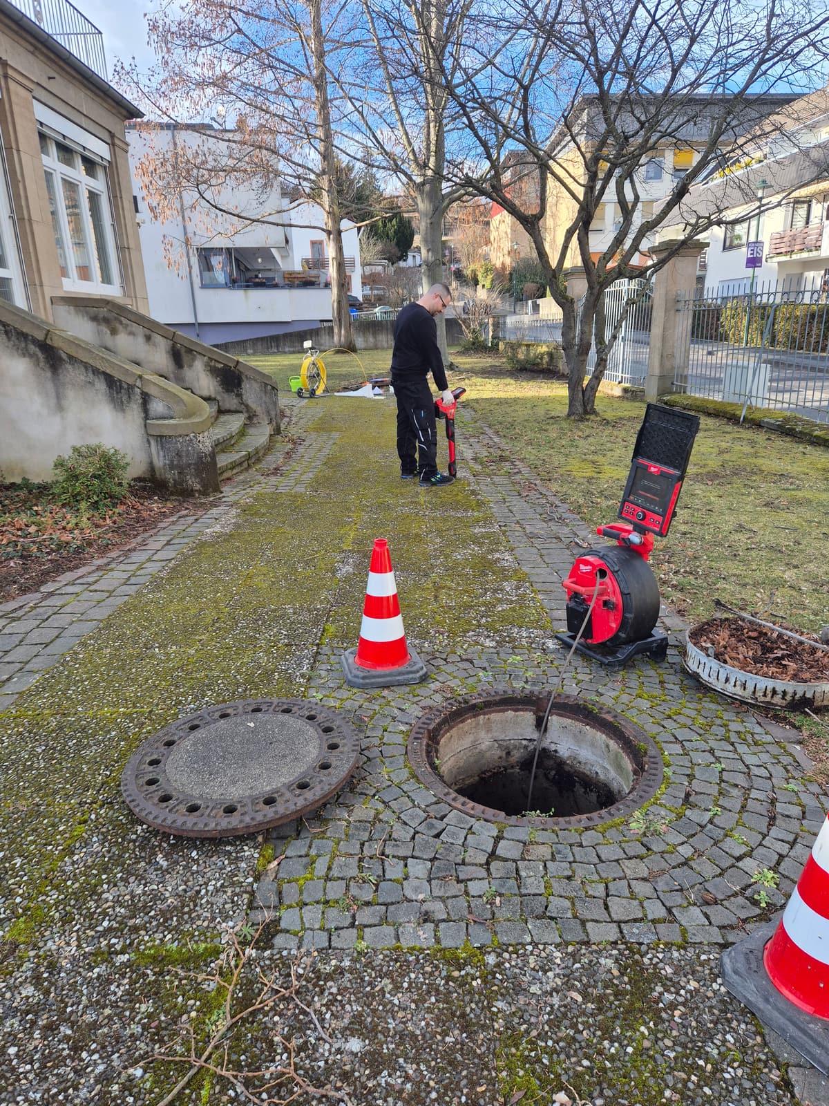 Kamerabefahrung und Ortung an einem Schacht in einer Grünanlage