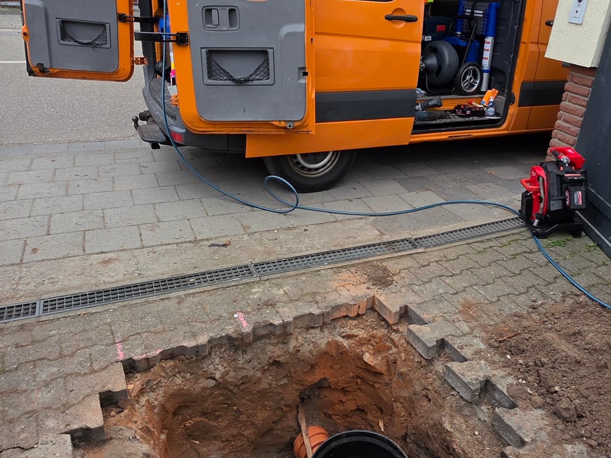 Aufgegrabene Einfahrt mit freigelegter Abwasserleitung